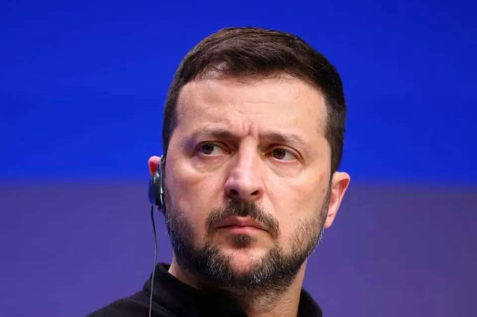 比美国还狠？泽连斯基突然换了新打法，乌克兰宣布制裁中企，外交部直接把话挑明，信号强烈