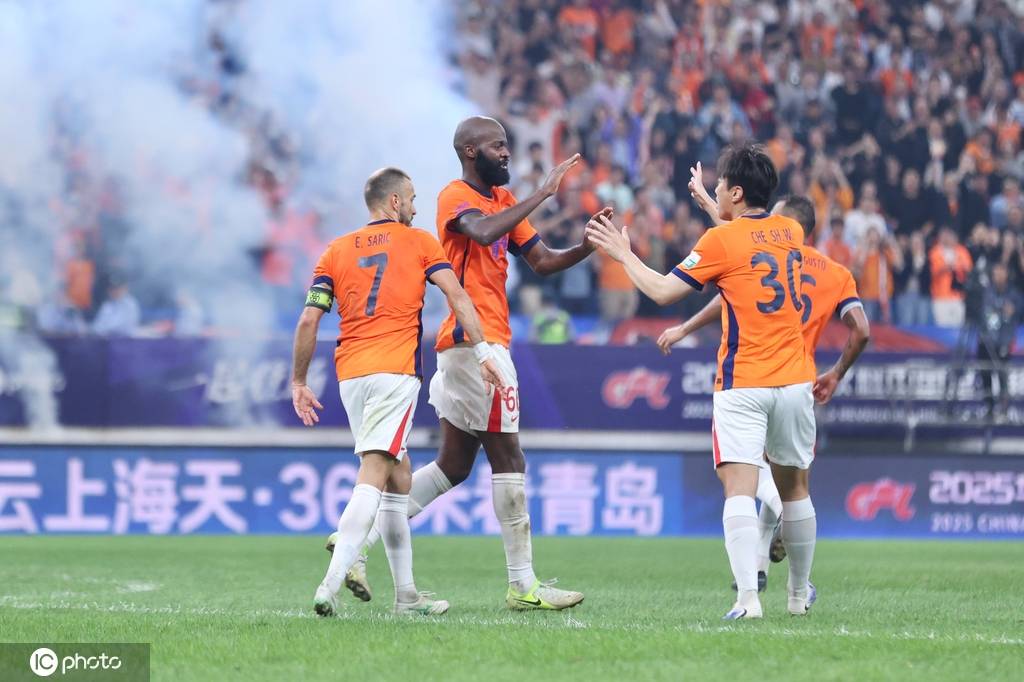 中超-克雷桑破门 齐鲁德比泰山2-2遭海牛读秒绝平！