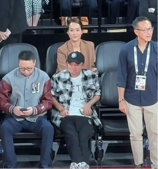 NBA中国赛现场：阿里“三巨头”罕见同框，门票炒至5倍，VIP票遇冷