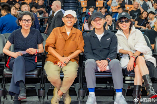 NBA中国赛现场：阿里“三巨头”罕见同框，门票炒至5倍，VIP票遇冷