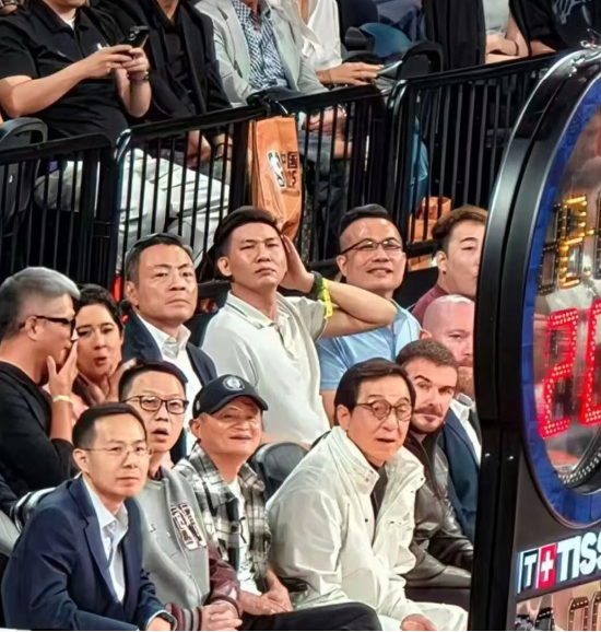 NBA中国赛现场：阿里“三巨头”罕见同框，门票炒至5倍，VIP票遇冷
