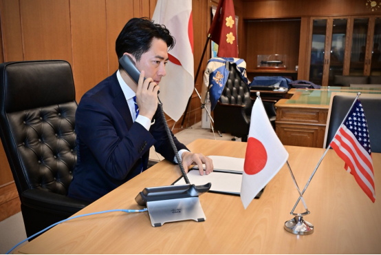 小泉进次郎与美防长通话照被指“摆拍”，日本网民讽刺：表演也得拿根笔吧