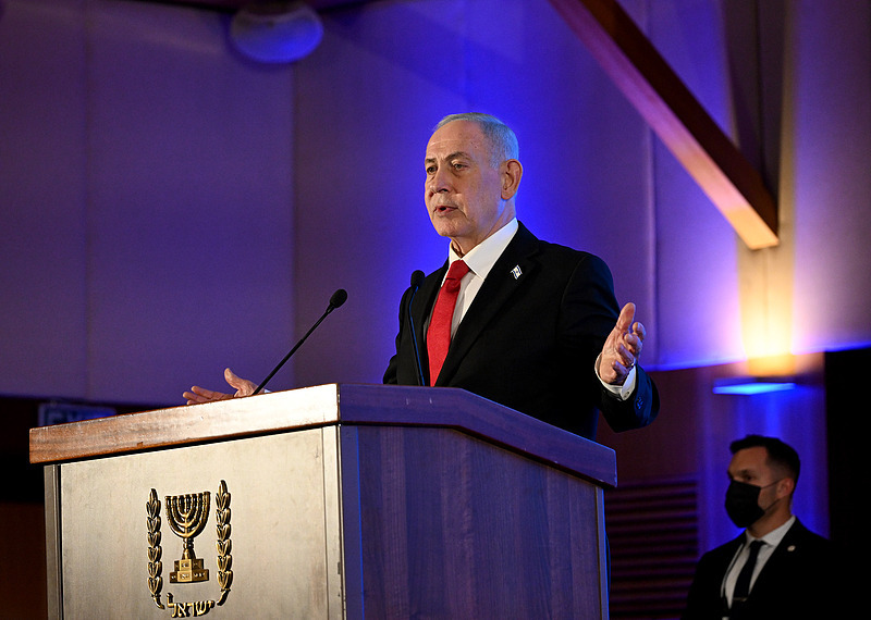 美军18架战机飞向中东,伊朗举行军演,谈判前夕互亮“底牌”